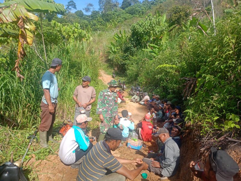 Ket. Foto: Babinsa Koramil 10/Celala Kodim 0106/Aceh Tengah, Serda Baihaki, melaksanakan komunikasi sosial bersama warga Desa Cibro, Kecamatan Celala, Selasa (1/9/2026).(Dok:Ist)