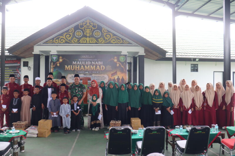 Ket Foto:
Dandim 0106/Aceh Tengah Letkol Czi Rudy Haryanto bersama keluarga besar Kodim mengikuti peringatan Maulid Nabi Muhammad SAW 1448 H/2026 M yang dirangkai dengan doa bersama dan santunan anak yatim di Aula Outdoor Makodim 0106/Aceh Tengah, Kamis (3/9/2026).Dok:Ist
