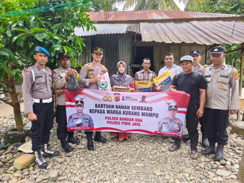 Kapolsek Bandar Dua Turun Langsung saat Mensalurkan Sembako untuk Warga Kurang Mampu. Foto: Dok. Muhammad Iqbal/Acehnow