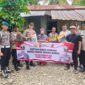 Kapolsek Bandar Dua Turun Langsung saat Mensalurkan Sembako untuk Warga Kurang Mampu. Foto: Dok. Muhammad Iqbal/Acehnow