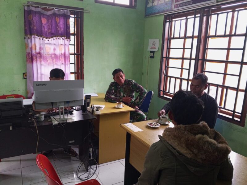 Ket Foto: Babinsa Koramil 07/Atu Lintang Serka Syuitno SL melaksanakan Komsos bersama aparatur Desa Tanoh Abu, Kecamatan Atu Lintang, Kabupaten Aceh Tengah, Jumat (4/9/2026).Dok:Ist