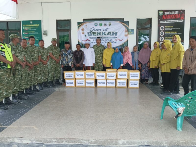 Ket Foto: Danramil 07/Atu Lintang Kapten Inf Yanuardi bersama Babinsa dan warga berfoto bersama penyerahan bantuan sembako dalam kegiatan Jumat Berkah di Makoramil 07/Atu Lintang, Kecamatan Atu Lintang, Kabupaten Aceh Tengah, Jumat (4/9/2026).Dok:Ist