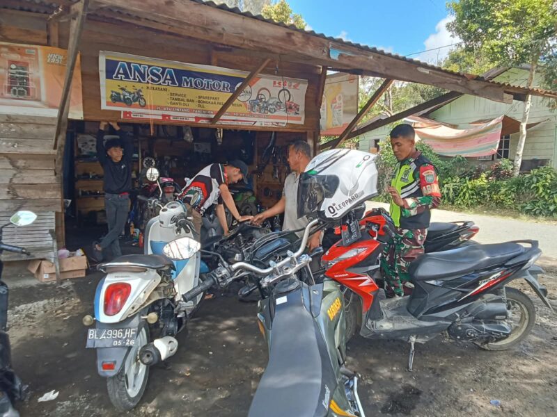 Ket. foto: Babinsa Koramil 07/Atu Lintang Kopka Winarto melaksanakan Komunikasi Sosial (Komsos) bersama warga desa binaan di Desa Atu Lintang, Sabtu (5/9/2026).Dok:ist