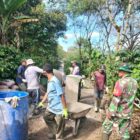 Ket Foto: Babinsa Koramil 08/SN Sertu Junaidi Ahmat bersama masyarakat melaksanakan kegiatan gotong royong di Desa Gunung Singit, Minggu (6/9/2026).Dok:ist