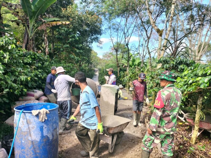 Ket Foto: Babinsa Koramil 08/SN Sertu Junaidi Ahmat bersama masyarakat melaksanakan kegiatan gotong royong di Desa Gunung Singit, Minggu (6/9/2026).Dok:ist