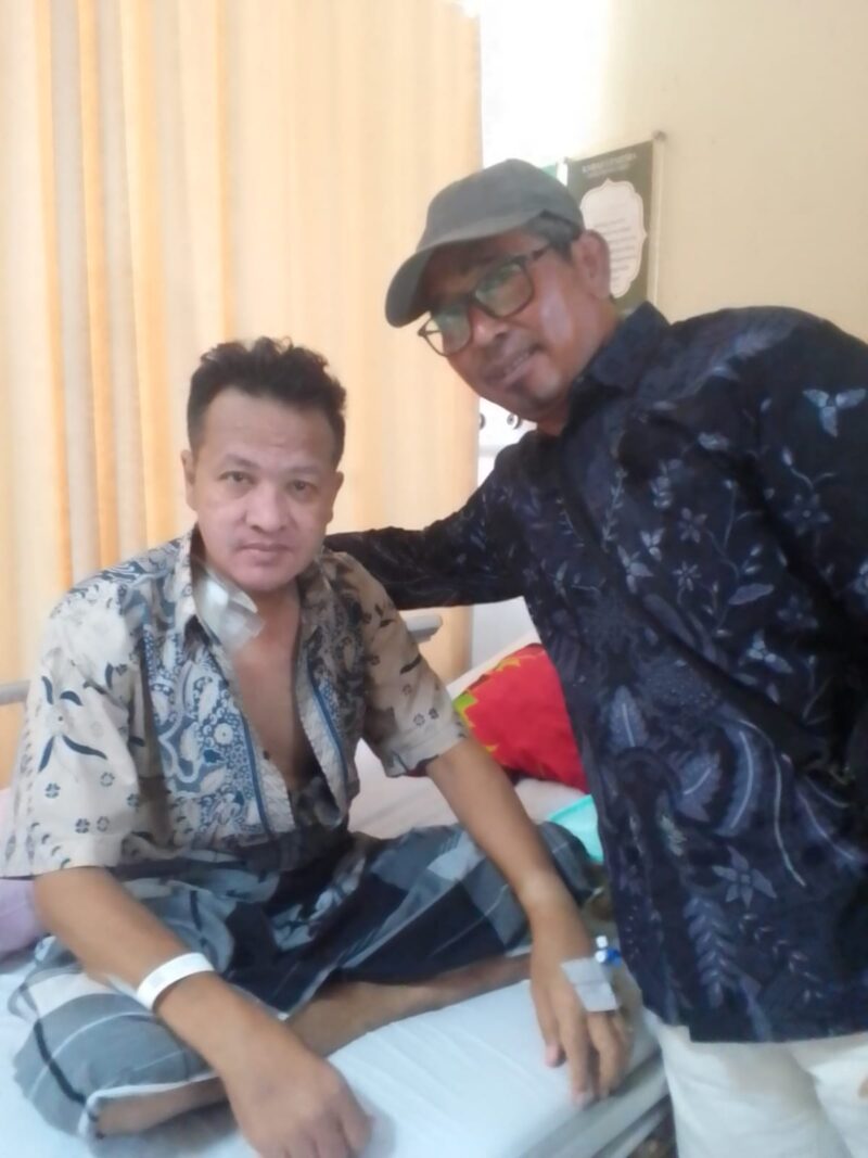 Arju Na Fahlevi perwakilan PD IWO Pidie jaya mengunjungi ketua IWO Aceh Chairan Manggeng di RSUDZA Banda Aceh. Foto:Dok/ Arju Na Fahlevi 