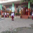 Ket Foto: Babinsa Koramil 02/Bebesen Sertu Sabri saat bertindak sebagai Inspektur Upacara pada upacara penaikan bendera mingguan di SD Negeri 8 dan 9 Bebesen, Kabupaten Aceh Tengah, Senin (7/9/2026).dok: Ist