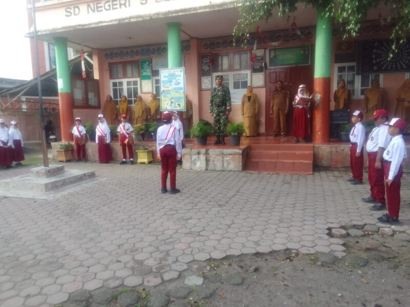 Ket Foto: Babinsa Koramil 02/Bebesen Sertu Sabri saat bertindak sebagai Inspektur Upacara pada upacara penaikan bendera mingguan di SD Negeri 8 dan 9 Bebesen, Kabupaten Aceh Tengah, Senin (7/9/2026).dok: Ist 