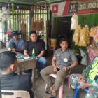 Ket foto: Babinsa Koramil 09/Ketol Serma Sarno melaksanakan Komsos bersama warga binaan dan tim WWF di Desa Karang Ampar, Selasa (8/9/2026).Dok: Ist