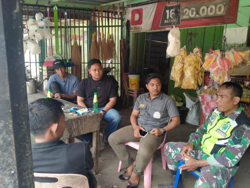 Ket foto: Babinsa Koramil 09/Ketol Serma Sarno melaksanakan Komsos bersama warga binaan dan tim WWF di Desa Karang Ampar, Selasa (8/9/2026).Dok: Ist 