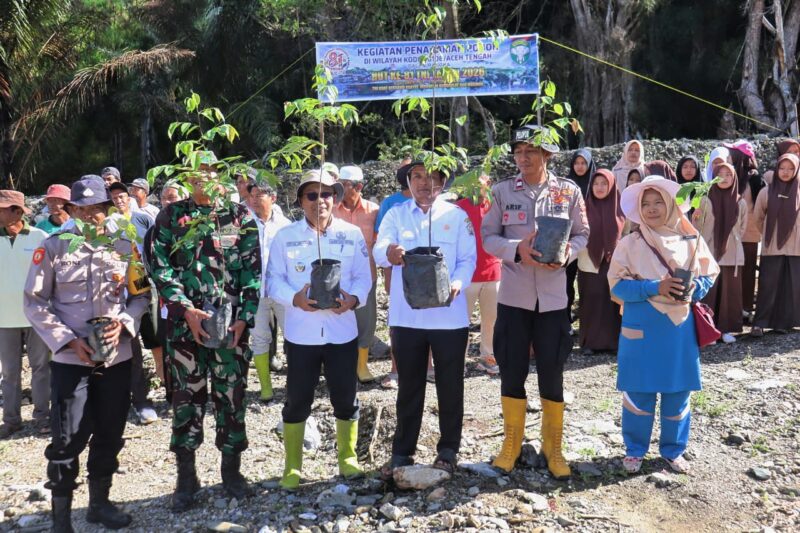 Ket Foto: Personel Kodim 0106/Aceh Tengah bersama unsur Forkopimcam, pelajar dan masyarakat melakukan penanaman 1.000 pohon di Desa Kalasegi, Kecamatan Bintang, Aceh Tengah, Rabu (9/9/2026).Dok:ist