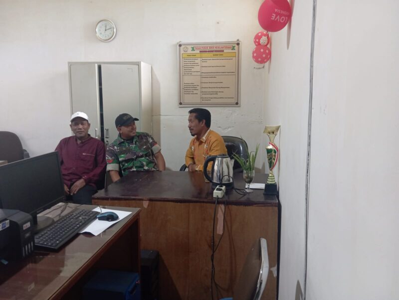 Ket Foto: Babinsa Koramil 03/Pegasing Koptu Yuli Agus Kartika melaksanakan Komsos bersama aparat Desa Uning, Sabtu (12/9/2026).Dok: Ist 