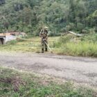 Ket Foto: Babinsa Koramil 03/Pegasing Koptu Dedi Saputra membersihkan kanan dan kiri jalan di Desa Lelumu, Sabtu (12/9/2026).dok:Ist