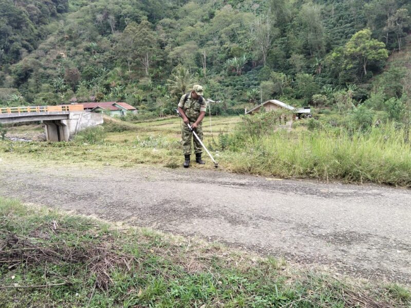 Ket Foto: Babinsa Koramil 03/Pegasing Koptu Dedi Saputra membersihkan kanan dan kiri jalan di Desa Lelumu, Sabtu (12/9/2026).dok:Ist