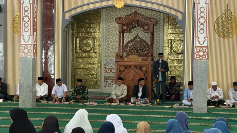 Ket Foto: Danramil 02/Bebesen Kapten Inf Supriadi bersama anggota dan masyarakat menghadiri peringatan Maulid Nabi Muhammad SAW di Masjid Besar Quba, Kecamatan Bebesen, Aceh Tengah, Minggu (13/9/2026).dok:Ist