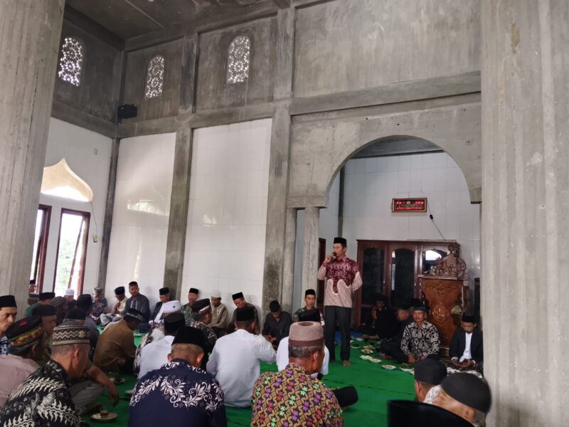 Ket Foto: Babinsa Pos Kute Panang bersama unsur pemerintahan dan masyarakat menghadiri peringatan Maulid Nabi Muhammad SAW di Masjid Babul Falah, Minggu (13/9/2026).Dok:Ist