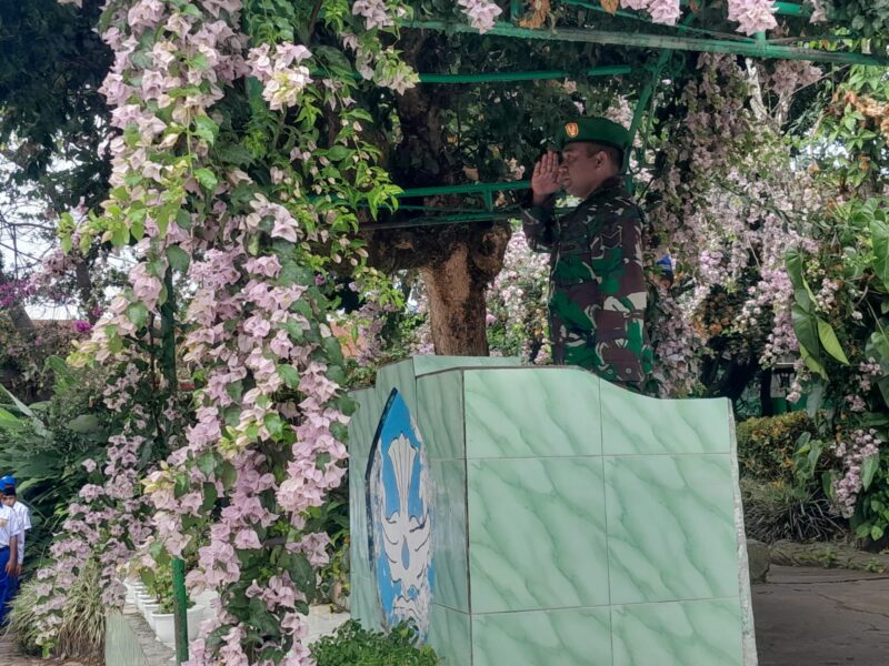 Ket foto: Babinsa Koramil 02/Bebesen Serka Sukardi Gayo saat bertindak sebagai Inspektur Upacara pada upacara penaikan bendera mingguan di SMP Negeri 10 Takengon, Senin (14/9/2026).(Dok:Ist)