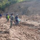 Ket Foto: Personel Koramil 10/Celala membantu pengguna jalan yang mengalami kesulitan melintas di ruas Jalan Provinsi Blang Kekumur–Genting Gerbang, Senin (15/9/2026).dok: Ist