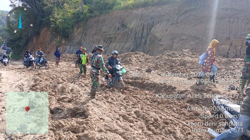 Ket Foto: Personel Koramil 10/Celala membantu pengguna jalan yang mengalami kesulitan melintas di ruas Jalan Provinsi Blang Kekumur–Genting Gerbang, Senin (15/9/2026).dok: Ist 