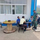 Ket Foto: Babinsa Koramil 01/Lut Tawar Sertu Johari melaksanakan Komsos bersama Satpam di Desa Wih Bakong, Rabu (16/9/2026).dok:Ist