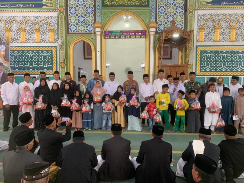Ket Foto: Plh. Pasi Ops Kodim 0106/Aceh Tengah Lettu Inf Muklis menghadiri peringatan Maulid Nabi Muhammad SAW di Masjid Agung Ruhama Takengon, Rabu (16/9/2026).dok:Ist