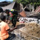 Ket Foto: Babinsa Koramil 04/Bintang Koptu Armaya membantu masyarakat membangun rumah, (17/9/2026).dok:Ist