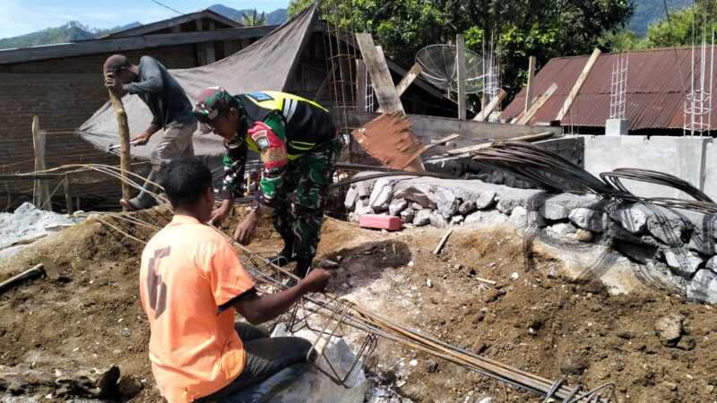 Ket Foto: Babinsa Koramil 04/Bintang Koptu Armaya membantu masyarakat membangun rumah, (17/9/2026).dok:Ist