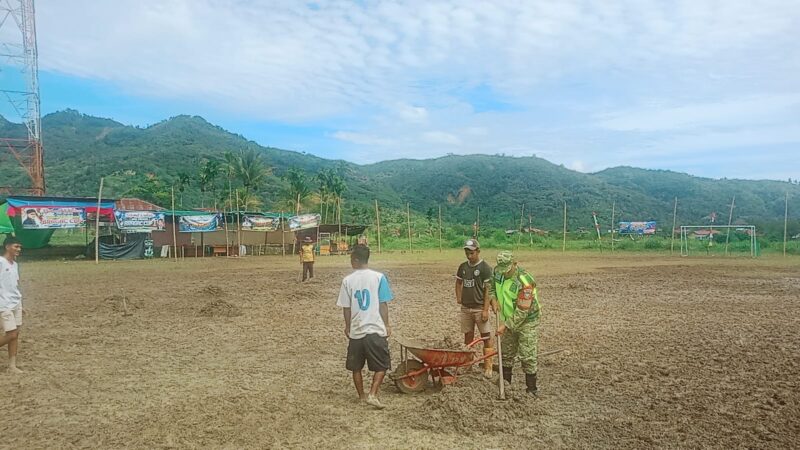 Ket Foto: Babinsa Koramil 10/Celala Serda Baihaki bersama warga dan pemuda bergotong royong merapikan lapangan sepak bola .(Dok:Ist