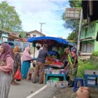 Ket Foto: Babinsa Koramil 05/Linge Serka Adang Sukmana melaksanakan Komsos bersama pedagang buah-buahan di Pekan Jumat, (18/9/2026).dok:Ist