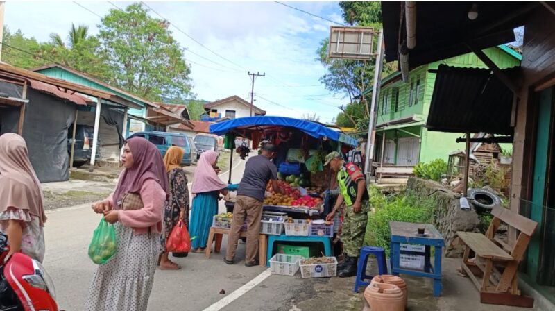 Ket Foto: Babinsa Koramil 05/Linge Serka Adang Sukmana melaksanakan Komsos bersama pedagang buah-buahan di Pekan Jumat, (18/9/2026).dok:Ist