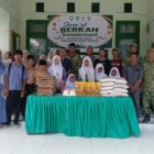 Ket Foto: Personel Koramil 09/Ketol menyerahkan bantuan sembako dan santunan kepada warga kurang mampu serta anak yatim dalam kegiatan Jumat Berkah di wilayah Kecamatan Ketol, Jumat (18/9/2026).dok:Ist