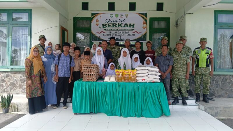 Ket Foto: Personel Koramil 09/Ketol menyerahkan bantuan sembako dan santunan kepada warga kurang mampu serta anak yatim dalam kegiatan Jumat Berkah di wilayah Kecamatan Ketol, Jumat (18/9/2026).dok:Ist