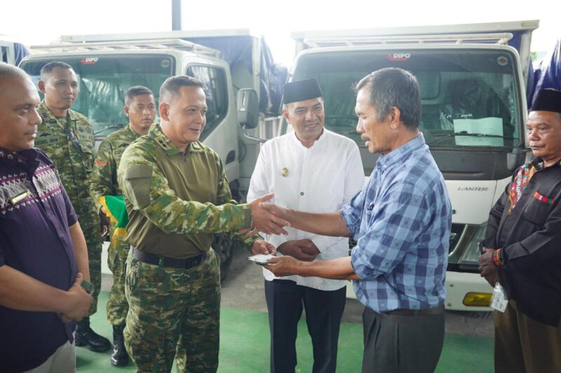 Ket Foto: Dandim 0106/Aceh Tengah Letkol Czi Rudy Haryanto saat menghadiri penyerahan mobil truk dan sarana prasarana (sarpras) KDKMP kepada 17 desa di Aula Makodim 0106/Aceh Tengah, Jumat (18/9/2026).dok:Ist