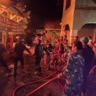 Ket Foto: Personel Koramil 01/Lut Tawar bersama petugas Damkar, personel Polri dan masyarakat membantu memadamkan kebakaran dua rumah warga, Jumat (18/9/2026) malam.(Dok:Ist)
