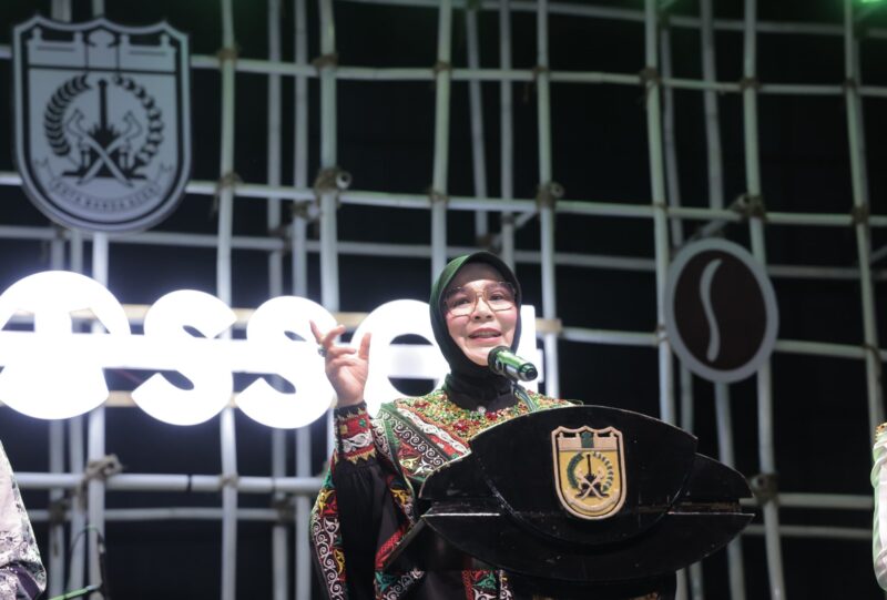 Wali Kota Banda Aceh Illiza Sa’aduddin Djamal saat membuka Banda Aceh Colossal Coffee Experience (BACCE) 2026 di Lapangan Blang Padang, Jumat (18/9/2026). Foto: Dok. Prokopim Kota Banda Aceh