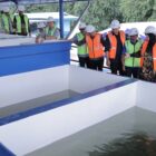 Wali Kota Banda Aceh Illiza Sa’aduddin Djamal bersama Wakil Wali Kota Afdhal Khalilullah dan jajaran pejabat saat meninjau fasilitas Instalasi Pengolahan Air (IPA) Perumdam Tirta Daroy dalam rangka peresmian penambahan kapasitas produksi air bersih, Sabtu (19/9/2026). Foto: Dok. Prokopim Kota Banda Aceh