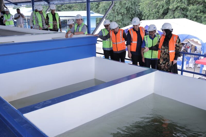 Wali Kota Banda Aceh Illiza Sa’aduddin Djamal bersama Wakil Wali Kota Afdhal Khalilullah dan jajaran pejabat saat meninjau fasilitas Instalasi Pengolahan Air (IPA) Perumdam Tirta Daroy dalam rangka peresmian penambahan kapasitas produksi air bersih, Sabtu (19/9/2026). Foto: Dok. Prokopim Kota Banda Aceh