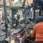 Ket Foto: Personel Koramil 01/Lut Tawar dan warga membersihkan puing-puing sisa kebakaran di Desa Takengon Timur, Sabtu (19/9/2026).(Dok:Ist)