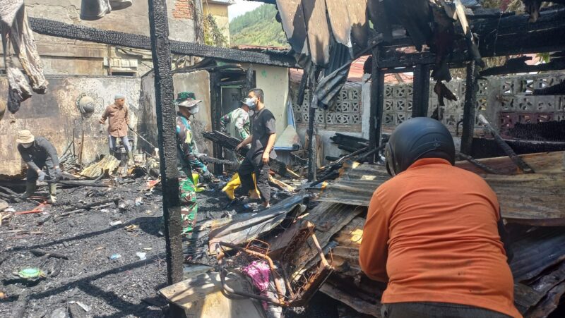 Ket Foto: Personel Koramil 01/Lut Tawar dan warga membersihkan puing-puing sisa kebakaran di Desa Takengon Timur,  Sabtu (19/9/2026).(Dok:Ist)