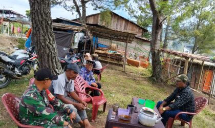 Ket Foto: Babinsa Koramil 03/Pegasing Serda Puspida saat menyampaikan imbauan kewaspadaan terhadap potensi bencana kepada warga Desa Wih Nareh, Kecamatan Pegasing, Aceh Tengah, Minggu (20/9/2026).dok;Ist