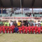 Ket Foto: Dandim 0106/Aceh Tengah Letkol Czi Rudi Hariyanto bersama unsur Forkopimda dan tamu undangan melakukan tendangan pertama secara simbolis pada pembukaan Piala Dandim 0106/Aceh Tengah Cup I di Lapangan Musara Alun, Minggu (20/9/2026).dok:Ist
