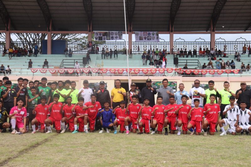 Ket Foto: Dandim 0106/Aceh Tengah Letkol Czi Rudi Hariyanto bersama unsur Forkopimda dan tamu undangan melakukan tendangan pertama secara simbolis pada pembukaan Piala Dandim 0106/Aceh Tengah Cup I di Lapangan Musara Alun, Minggu (20/9/2026).dok:Ist