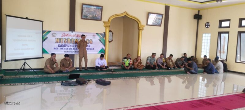 Ket Foto: Sertu Irwansyah menghadiri Musrenbang Desa Tansaran dalam rangka pembahasan rencana pembangunan tahun anggaran 2027, Senin (21/9/2026).dok:Ist