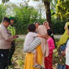 Babinsa Koramil 05/Linge Serda Irman melaksanakan komunikasi sosial bersama masyarakat, Selasa (22/9/2026).dok:Ist