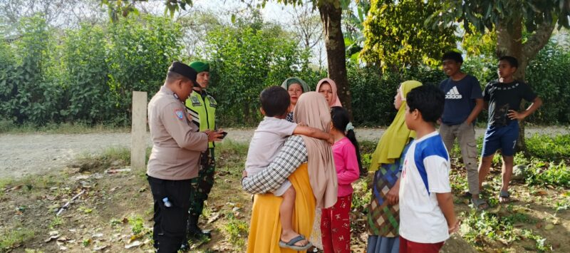 Babinsa Koramil 05/Linge Serda Irman melaksanakan komunikasi sosial bersama masyarakat, Selasa (22/9/2026).dok:Ist