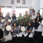 Dandim 0106/Aceh Tengah Letkol Czi Rudy Haryanto bersama Ketua Persit KCK Cabang XXVIII menyerahkan bantuan alat musik hadroh/rabbana kepada pihak Pondok Pesantren Darul Muhlisin, Selasa (22/9/2026).dok:Ist