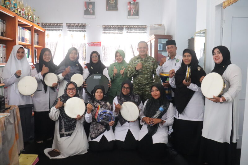 Dandim 0106/Aceh Tengah Letkol Czi Rudy Haryanto bersama Ketua Persit KCK Cabang XXVIII menyerahkan bantuan alat musik hadroh/rabbana kepada pihak Pondok Pesantren Darul Muhlisin, Selasa (22/9/2026).dok:Ist
