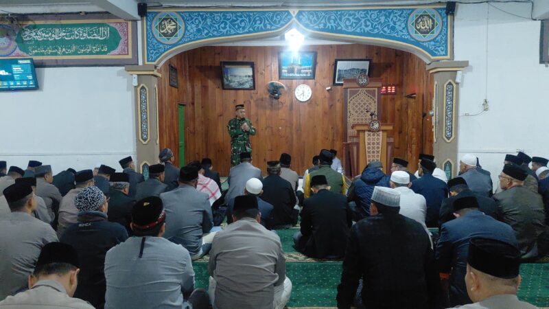 Dandim 0106/Aceh Tengah Letkol Czi Rudy Haryanto bersama jamaah mengikuti Safari Subuh Rabu Berkah di Masjid Al Jihad, Asir-Asir Bawah, Rabu (23/9/2026).dok:Ist