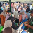 Antusias masyarakat saat kegiatan bazar murah di Lapangan Sanggamara, Aceh Tengah, Rabu (23/9/2026), dalam rangka menyambut HUT ke-81 TNI.dok:Ist
