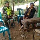 Babinsa Koramil 06/Jagong Serda Raja P Manurung melaksanakan Komsos bersama warga binaan di Desa Bukit Sari, Kecamatan Jagong Jeget, Aceh Tengah, Rabu (23/9/2026).dok:Ist